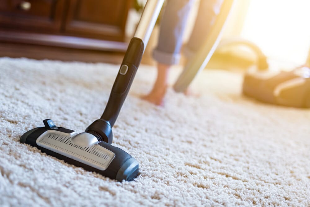 How do you clean a rug with a vacuum cleaner?